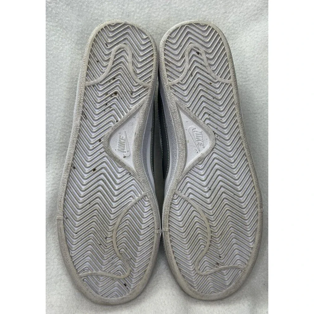 Nike Court Royale Women's Size 8 White/Metallic Silver‎ Sneakers 749867-100